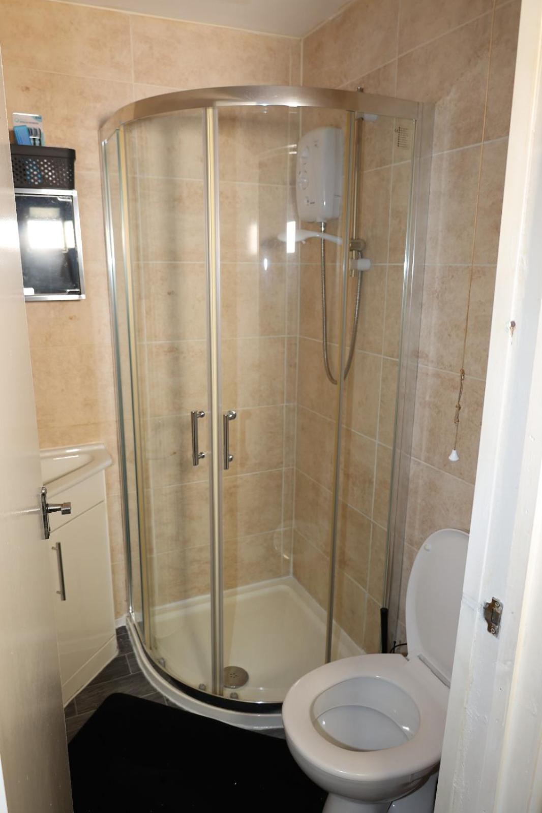 Lausory King Bed Living Your Luxe Home Away Nottingham Exterior photo