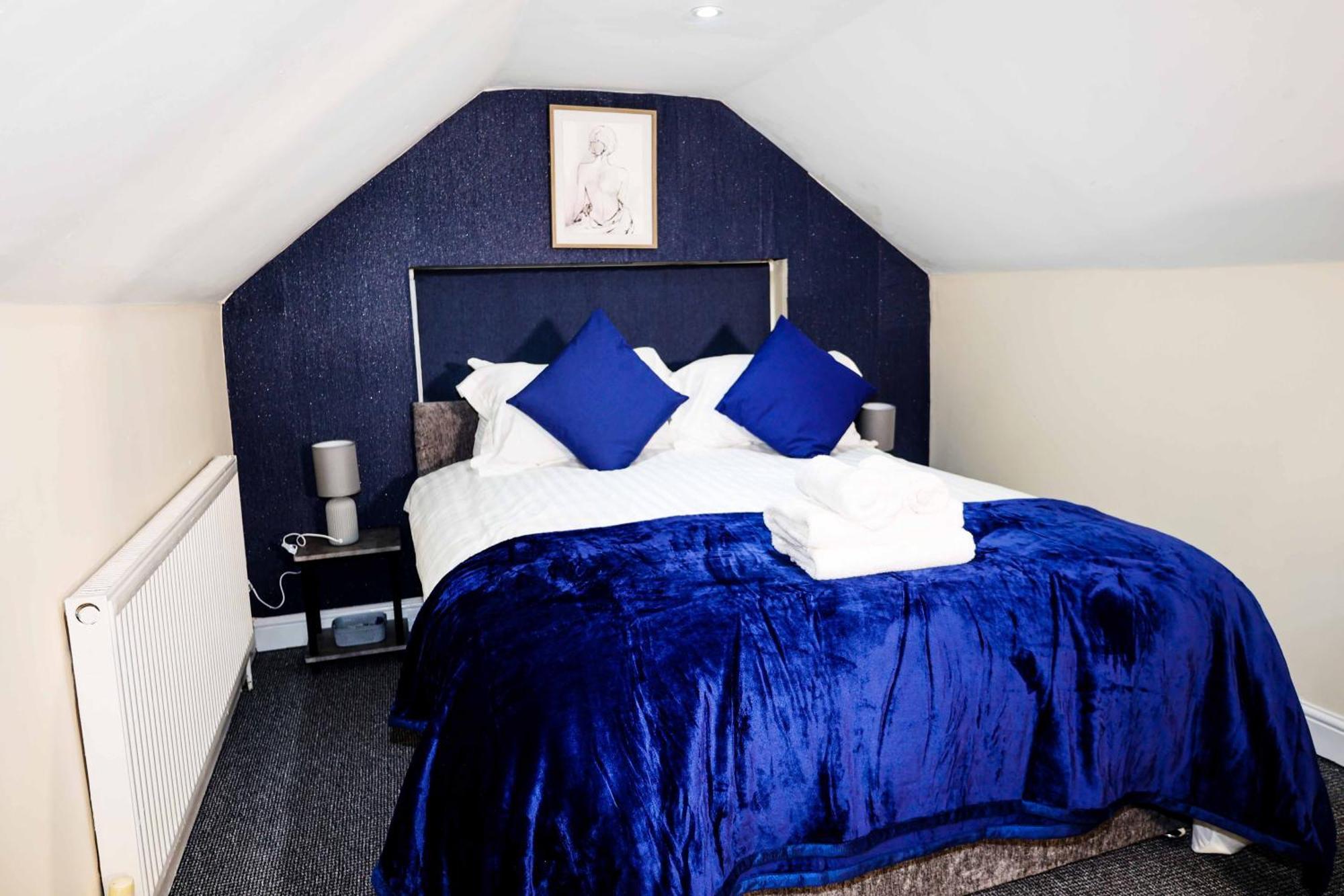 Lausory King Bed Living Your Luxe Home Away Nottingham Exterior photo