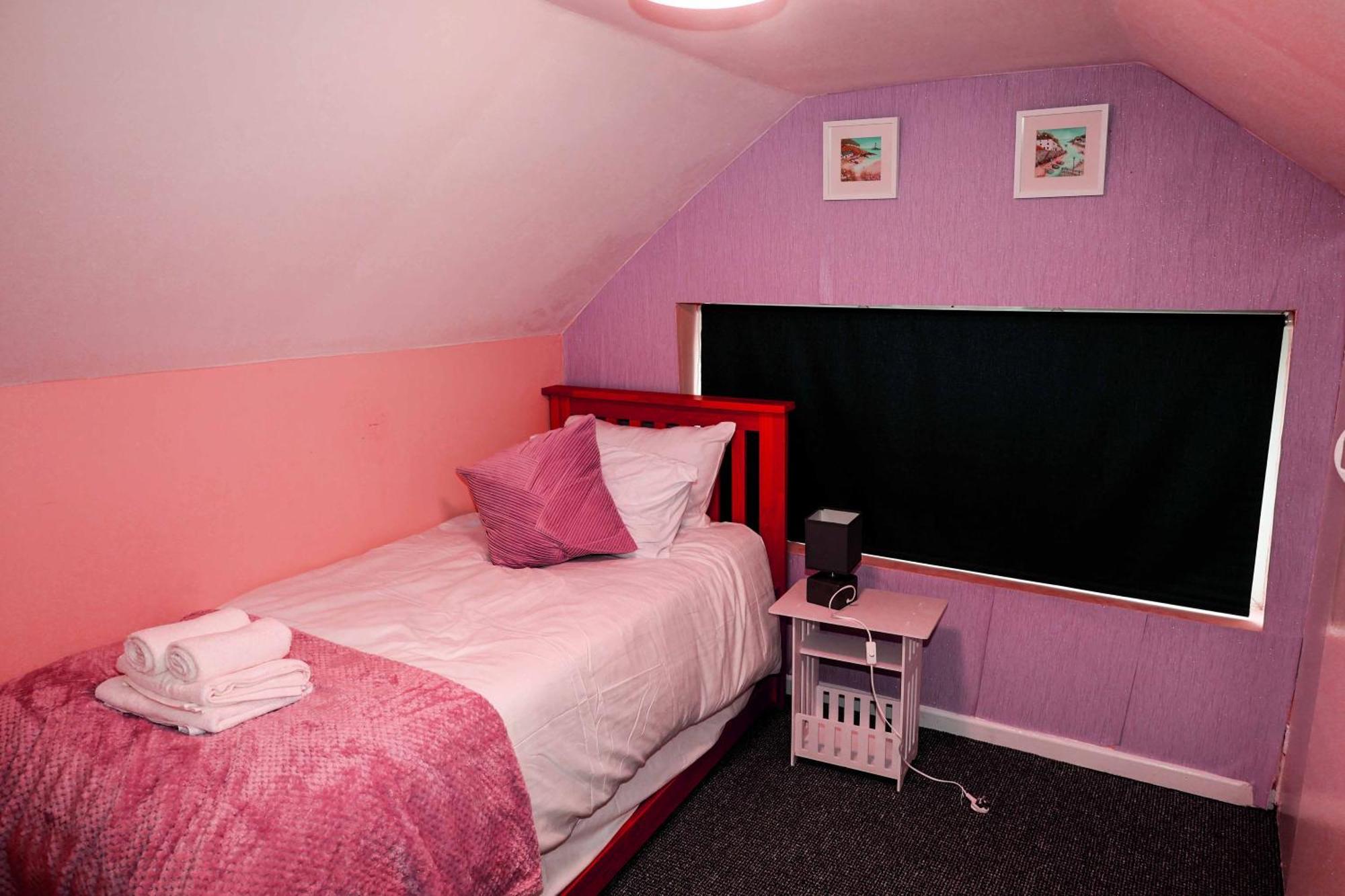 Lausory King Bed Living Your Luxe Home Away Nottingham Exterior photo