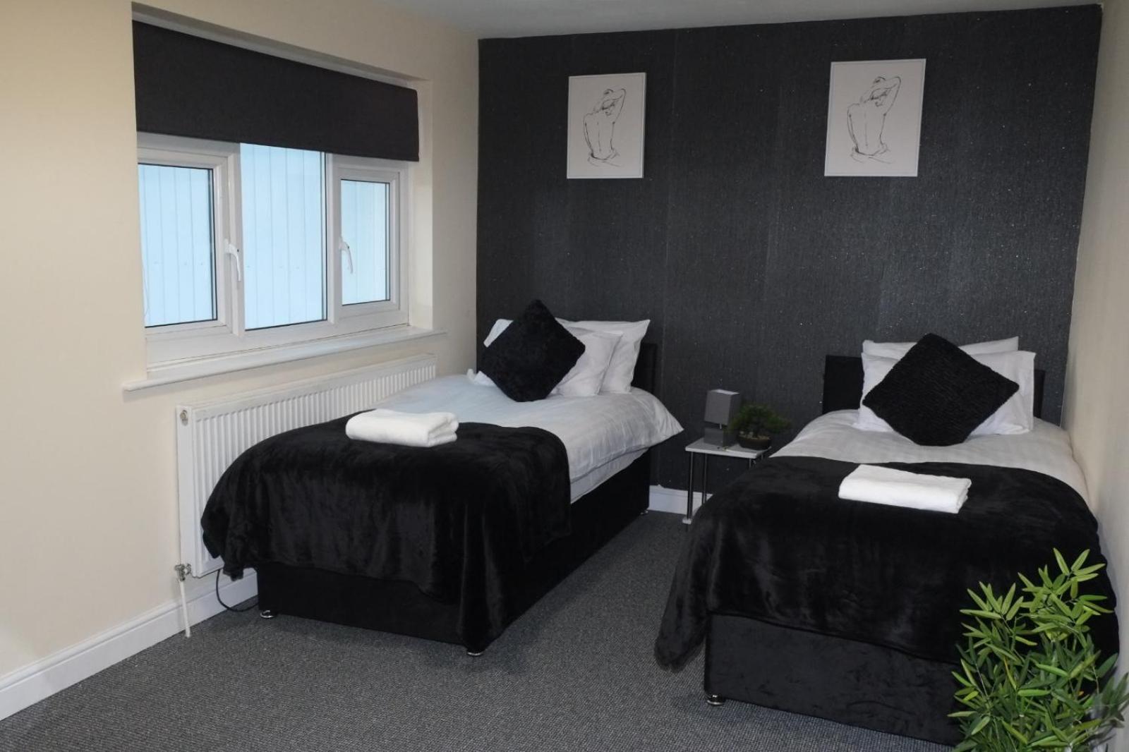 Lausory King Bed Living Your Luxe Home Away Nottingham Exterior photo